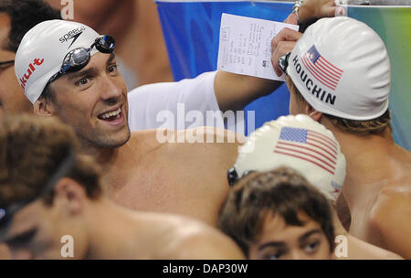 Schwimmer Michael Phelps USA (L) stellt seinem Trainingsplan sein Teamkollege Charlie Houchin während einer Trainingseinheit während der FINA schwimmen Weltmeisterschaft 2011 in Shanghai, China, am 22. Juli 2011. Foto: Hannibal Dpa +++(c) Dpa - Bildfunk +++ Stockfoto