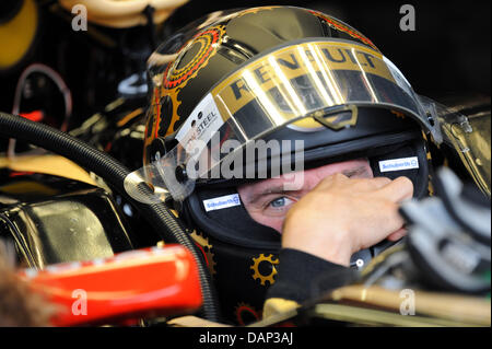 Deutsche Formel1-Fahrer Nick Heidfeld von Lotus Renault sitzt in seinem Auto während des ersten Trainings in der F1-Rennstrecke Nürburgring, Nuerburg, Deutschland, 22. Juli 2011. Die Formel 1 Grand Prix von Deutschland statt findet am 24. Juli. Foto: Peter Steffen Dpa/Lrs +++(c) Dpa - Bildfunk +++ Stockfoto