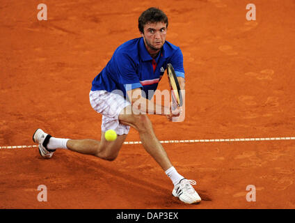 Französische Tennis-Profis Gilles Simon schlägt den Ball während der ATP-Match gegen französische Spieler Monfils am Rothenbaum in Hamburg, Deutschland, 22. Juli 2011.  Turniere der ATP World Tour am Rothenbaum statt bis 24. Juli 2011. Foto: ANGELIKA WARMUTH Stockfoto