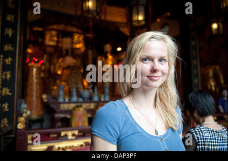 Deutsche Schwimmerin Britta Steffen ist bei einem Besuch des Cheng Huang Miao Tempels in der Yu-Garten vor den FINA Schwimmweltmeisterschaften 2011 in Shanghai, China, 18. Juli 2011 gesehen. Foto: Bernd Thissen dpa Stockfoto