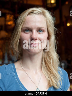 Deutsche Schwimmerin Britta Steffen ist bei einem Besuch des Cheng Huang Miao Tempels in der Yu-Garten vor den FINA Schwimmweltmeisterschaften 2011 in Shanghai, China, 18. Juli 2011 gesehen. Foto: Bernd Thissen dpa Stockfoto