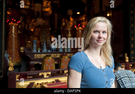 Deutsche Schwimmerin Britta Steffen ist bei einem Besuch des Cheng Huang Miao Tempels in der Yu-Garten vor den FINA Schwimmweltmeisterschaften 2011 in Shanghai, China, 18. Juli 2011 gesehen. Foto: Bernd Thissen dpa Stockfoto