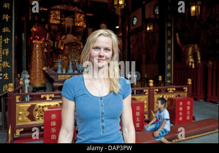 Deutsche Schwimmerin Britta Steffen ist bei einem Besuch des Cheng Huang Miao Tempels in der Yu-Garten vor den FINA Schwimmweltmeisterschaften 2011 in Shanghai, China, 18. Juli 2011 gesehen. Foto: Bernd Thissen dpa Stockfoto