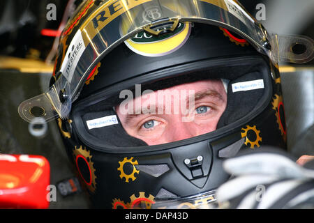 Deutsche Formel1-Fahrer Nick Heidfeld von Lotus Renault sitzt in seinem Auto während der dritten Training in der F1-Rennstrecke Nürburgring, Nuerburg, Germany, 23. Juli 2011. Die Formel 1 Grand Prix von Deutschland statt findet am 24. Juli. Foto: Jens Büttner Dpa/Lrs +++(c) Dpa - Bildfunk +++ Stockfoto