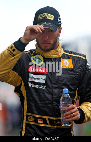 Deutsche Formel1-Fahrer Nick Heidfeld von Lotus-Renault im Fahrerlager nach der Qualifying-Session in der F1-Rennstrecke Nürburgring, Nuerburg, Germany, 23. Juli 2011 zu sehen. Die Formel 1 Grand Prix von Deutschland statt findet am 24. Juli. Foto: Jens Büttner Dpa/Lrs +++(c) Dpa - Bildfunk +++ Stockfoto