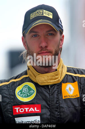 Deutsche Formel1-Fahrer Nick Heidfeld von Lotus-Renault im Fahrerlager nach der Qualifying-Session in der F1-Rennstrecke Nürburgring, Nuerburg, Germany, 23. Juli 2011 zu sehen. Die Formel 1 Grand Prix von Deutschland statt findet am 24. Juli. Foto: Jens Büttner Dpa/lrs Stockfoto