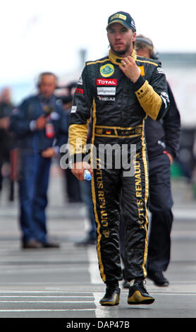 Deutsche Formel1-Fahrer Nick Heidfeld von Lotus-Renault im Fahrerlager nach der Qualifying-Session in der F1-Rennstrecke Nürburgring, Nuerburg, Germany, 23. Juli 2011 zu sehen. Die Formel 1 Grand Prix von Deutschland statt findet am 24. Juli. Foto: Jens Büttner Dpa/lrs Stockfoto