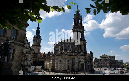 Die höfische katholische Kirche ist in Dresden, Deutschland, 12. Juli 2011 abgebildet. Die barocke Kirche wurde von Gaetano Chiaveri von 1739 bis 1755 gebaut. Foto: Arno Burgi Stockfoto