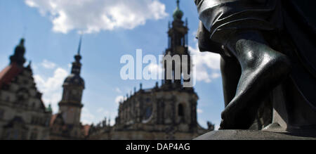 Die höfische katholische Kirche ist in Dresden, Deutschland, 12. Juli 2011 abgebildet. Die barocke Kirche wurde von Gaetano Chiaveri von 1739 bis 1755 gebaut. Foto: Arno Burgi Stockfoto