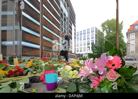 Ein Mann legt Blumen vor dem Pan Nordic Gebäude von den Nordischen Botschaften in Berlin, Deutschland, 24. Juli 2011. Nach Angaben der Polizei starben mindestens 91 Menschen bei den Anschlägen in Norwegen. Foto: Soeren Stache Stockfoto