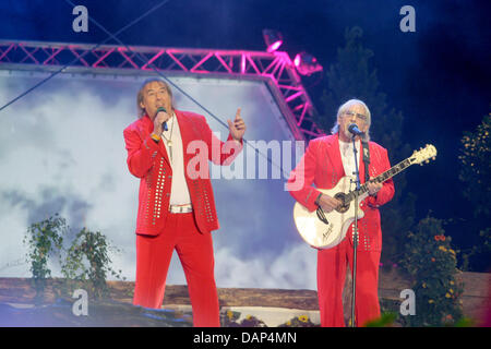 Die Amigos, die Brüder Bernd (L) und Karl-Heinz Ulrich, führen während der Hauptprobe des ZDF-Unterhaltung-Format "Wenn Die Musi Spielt" ("Wenn die Musik spielt") in Bad Kleinkirchheim, Österreich, 22. Juli 2011. Das Programm wird am 30. Juli 2011 im ZDF und ORF ausgestrahlt. Foto: Stockfoto