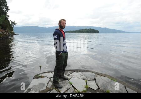 Deutschen Marcel Gleffe steht auf Utvika camping Boden vor Utoya Island, Norwegen, 24. Juli 2011. Gleffe rettete das Leben vieler junger Menschen während der Amoklauf auf Utoya Island Juli 22. Die Bombardierung der Regierungsgebäude in Oslo und der anschließenden Amoklauf in einem politischen Jugendcamp auf der Insel Utoya am 22. Juli 2011 haben behauptet, dass mehr als 90 lebt mit der Zahl der Todesopfer Stockfoto