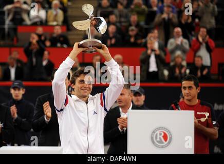 Französische Tennis hoch professionelle Gilles Simon nach dem Gewinn der ATP-Endspiel gegen spanische Tennis-Profis Nicolas Almagro am Rothenbaum in Hamburg, Deutschland, 24. Juli 2011. Foto: ANGELIKA WARMUTH Stockfoto