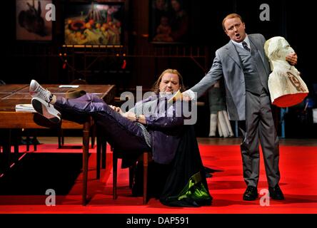 HANDOUT - zeigt ein Bayreuther Festspiele Handout Bild von Enrico Nawrath 1. Juni 2011 datiert Burkhard Fritz als Walther von Stolzing (L) und Norbert Ernst als David (R) während des ersten Aktes der "Meistersinger von Nürnberg" während der Proben in Bayreuth, Deutschland. Die Oper Premieren bei den 100. Bayreuther Festspielen am 26. Juli 2011. Foto: BAYREUTHER Festspiele / ENRICO NAWRATH / HO / obligatorisch CRE Stockfoto