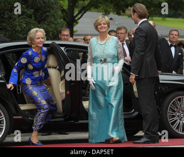 Fürstin Gloria von Thurn Und Taxis (R) und Isa Gräfin von Hardenberg (L) kommen bei der Eröffnung der Bayreuther Festival 2011 in Bayreuth, Deutschland, 25. Juli 2011. Das 100. Festival eröffnet mit der Oper "Tannhaeuser". Die einmonatige Festival ist Deutschlands renommierteste Kultur-Event und Opern von Richard Wagner gewidmet. Foto: David Ebener Stockfoto