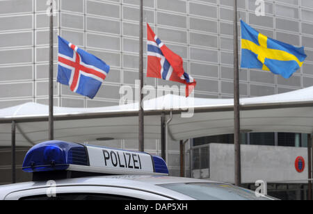 Ein Polizeiauto wartet vor dem Pan Nordic Gebäude von den Nordischen Botschaften in Berlin, Deutschland, 23. Juli 2011. Foto: Soeren Stache Stockfoto