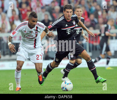 FC Bayern Mario Gomez (R) und Milans Kevin-Prince Boateng (L) wetteifern um den Ball während des Spiels Audi Cup Halbfinale FC Bayern München vs AC Milan im Allianz Arena in München, 26. Juli 2011. Foto: Peter Kneffel Stockfoto