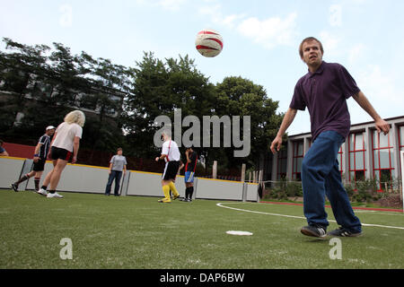 Die blinde Kicker, die, der Michael Meyer (r) den Ball während der blinde Fußball-Praxis des FC St. Pauli auf dem Sportplatz des Bildungszentrums für spielt, Jalousien und blinde und Sehbehinderte in Hamburg, Deutschland, 12. Juli 2011. Die blinde und sehbehinderte Menschen Kicker des FC St. Pauli sind Teil der blinde Fußball-Bundesliga und kämpfen um die Meisterschaft mit acht anderen Teams. Foto: Bodo Marks Stockfoto