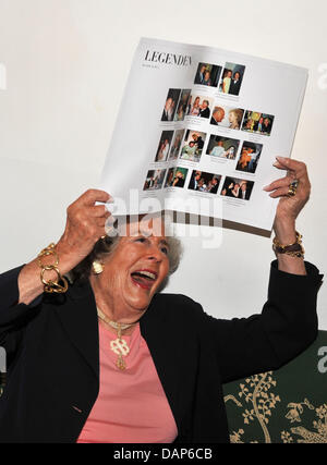 Die Fotografin Marianne "Manni" Prinzessin Zu Sayn-Wittgenstein-Sayn öffnet ihre Ausstellung "Legenden", präsentiert Fotografien von prominenten Persönlichkeiten im Hotel "Goldener Hirsch" in Salzburg, Österreich, 27. Juli 2011. Die Ausstellung läuft vom 28. Juli 2011 bis Frühjahr 2012. Foto: URSULA Düren Stockfoto