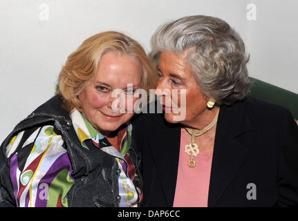 Die Fotografin Marianne "Manni" Prinzessin Zu Sayn-Wittgenstein-Sayn (R) spricht mit Eliette von Karajan während der Eröffnung ihrer Ausstellung "Legenden", präsentiert Fotografien von prominenten Persönlichkeiten im Hotel "Goldener Hirsch" in Salzburg, Österreich, 27. Juli 2011. Die Ausstellung läuft vom 28. Juli 2011 bis Frühjahr 2012. Foto: URSULA Düren Stockfoto