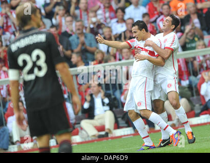 Alegre Leandro Damiao (l) und Gilberto (r) feiern nach Damiao ein Tor während der Audi Cup dritten Platz-Fußballspiel zwischen AC Mailand und SC Internacional de Porto Alegre in der Allianz-Arena in München 27. Juli 2011 erzielte. Foto: Peter Kneffel Dpa/Lby +++(c) Dpa - Bildfunk +++ Stockfoto