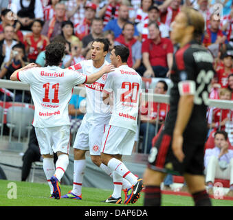 Alegre von Joao Paulo (L), Leandro Damiao (2L) und Gilberto (3L) feiern nach Damiao ein Tor während der Audi Cup dritten Platz-Fußballspiel zwischen AC Mailand und SC Internacional de Porto Alegre in der Allianz-Arena in München 27. Juli 2011 erzielte. Foto: Peter Kneffel Dpa/Lby +++(c) Dpa - Bildfunk +++ Stockfoto