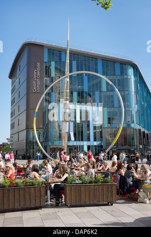 Cafe Terrasse in The Hayes und Zentralbibliothek im Hintergrund - Cardiff Stockfoto