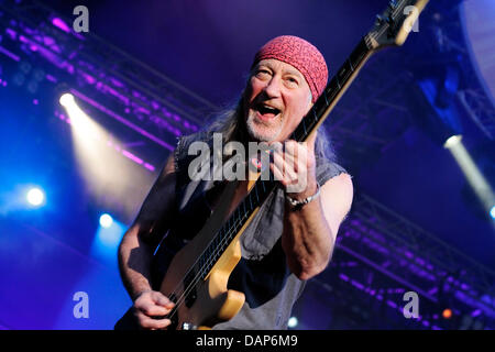 Bassist Roger Glover und seiner Band Deep Purple führen Sie mit der neuen Philharmonie Frankfurt (Neue Philharmonie Frankfurt) in Dresden, Deutschland, 23. Juli 2011. Foto: Lutz Müller-Bohlen Stockfoto