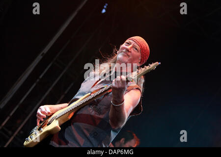 Bassist Roger Glover und seiner Band Deep Purple führen Sie mit der neuen Philharmonie Frankfurt (Neue Philharmonie Frankfurt) in Dresden, Deutschland, 23. Juli 2011. Foto: Lutz Müller-Bohlen Stockfoto