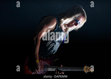 Gitarrist Steve Morse und seiner Band Deep Purple führen Sie mit der neuen Philharmonie Frankfurt (Neue Philharmonie Frankfurt) in Dresden, Deutschland, 23. Juli 2011. Foto: Lutz Müller-Bohlen Stockfoto