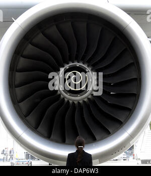 (Dpa-Datei) - ein Datei-Bild datiert 17. Mai 2006 einer Frau stand vor einem Rolls-Royce-Flugmotor während der ILA in Berlin-Schönefeld in Berlin, Deutschland. Am 28. Juli 2011 präsentieren die britischen Triebwerkhersteller Rolls-Royce seine halbjährlichen Bericht. Foto: Wolfgang Kumm Stockfoto