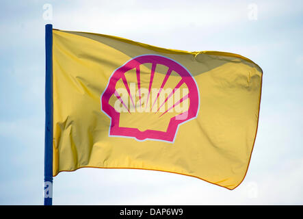 (Dpa-Datei) - ein Datei-Bild datiert 26. Mai 2011 einer Shell Flagge in Klettwitz, Deutschland. Am 28. Juli 2011 präsentieren die Ölgesellschaft Shell seine halbjährlichen Bericht. Foto: Patrick Pleul Stockfoto