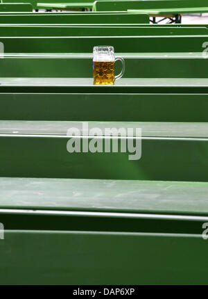 (Dpa-Datei) - ein Datei-Bild datiert 20. Juni 2011 für einen Liter Bier (eine "Masse") auf einem Tisch am chinesischen Turm in München. In diesem Jahr haben die Menschen in Deutschland einen vermehrter Durst auf Bier. Am 28. Juli 2011 gab das statistische Bundesamt in Wiesbaden, dass deutsche Brauereien 49,5 Millionen Hektoliter im ersten Halbjahr 2011 ein Prozent oder 0,5 Millionen er verkauft Stockfoto