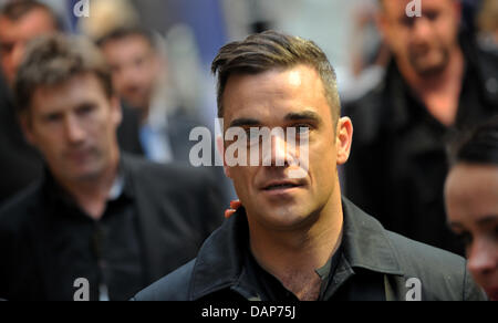 Robbie Williams kommt zur Premiere des Films "Cars 2" im Mathaeser Filmpalast in München, 28. Juli 2011. Foto: Frank Leonhardt Stockfoto