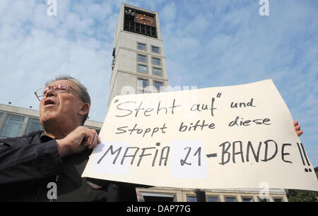 Ein Demonstrator gegen das umstrittene Bahn-Bauprojekt Stuttgart 21 präsentiert ein Poster "Steht Auf Und Stoppt Bitte Diese Mafia 21-Bande" ("Stand-up Und stop die Mafia-21-Gruppe") vor der Debatte auf der Stuttgart 21-Stresstest im Rathaus in Stuttgart, Deutschland, 29. Juli 2011. Der sogenannte Stresstest präsentiert Ergebnisse auf die Effizienz der geplanten undergroun Stockfoto