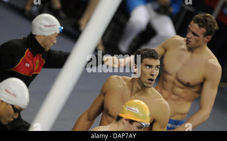 Schwimmer Michael Phelps (C) der USA überlässt Pool als Paul Biedermann (R) Deutschland Jubel sein Teamkollege Benjamin Starke (L) während die Männer 4x200m Freistil Finale bei den Weltmeisterschaften in Shanghai, China 2011 FINA schwimmen 29. Juli 2011. Foto: Hannibal Dpa +++(c) Dpa - Bildfunk +++ Stockfoto