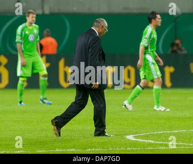 Wolfsburgs Trainer Felix Magath geht mit senkte den Kopf über das Spielfeld nach dem DFB-Pokal 1. Runde Spiel RB Leipzig vs. VfL Wolfsburg in der Red-Bull-Arena in Leipzig, Deutschland, 29. Juli 2011. Foto: Peter Endig Stockfoto