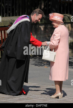 Queen Elizabeth von Reverend Neil Gardner begrüßt kommt für die Trauung von Zara Phillips und Mike Tindall in der Canongate Kirk in Edinburgh, Großbritannien, 30. Juli 2011. Zara ist eine Enkelin der Königin, Mike Tindall einer bekannten Rugby-Spieler. Foto: Albert Nieboer Stockfoto