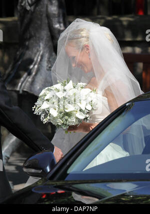 Die Braut Zara Phillips kommt für ihre Hochzeitszeremonie mit Mike Tindall in der Canongate Kirk in Edinburgh, Großbritannien, 30. Juli 2011. Zara ist eine Enkelin der Königin, ein bekannter Rugby-Spieler Mike. Foto: Albert Nieboer Stockfoto