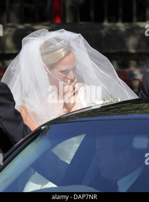 Die Braut Zara Phillips kommt für ihre Hochzeitszeremonie mit Mike Tindall in der Canongate Kirk in Edinburgh, Großbritannien, 30. Juli 2011. Zara ist eine Enkelin der Königin, ein bekannter Rugby-Spieler Mike. Foto: Albert Nieboer Stockfoto