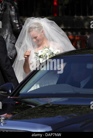 Die Braut Zara Phillips kommt für ihre Hochzeitszeremonie mit Mike Tindall in der Canongate Kirk in Edinburgh, Großbritannien, 30. Juli 2011. Zara ist eine Enkelin der Königin, ein bekannter Rugby-Spieler Mike. Foto: Albert Nieboer Stockfoto