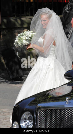 Die Braut Zara Phillips kommt für ihre Hochzeitszeremonie mit Mike Tindall in der Canongate Kirk in Edinburgh, Großbritannien, 30. Juli 2011. Zara ist eine Enkelin der Königin, ein bekannter Rugby-Spieler Mike. Foto: Albert Nieboer Stockfoto