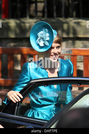 Prinzessin Beatrice kommt für die Trauung von Zara Phillips und Mike Tindall in der Canongate Kirk in Edinburgh, Großbritannien, 30. Juli 2011. Zara ist eine Enkelin der Königin, ein bekannter Rugby-Spieler Mike. Foto: Albert Nieboer Stockfoto