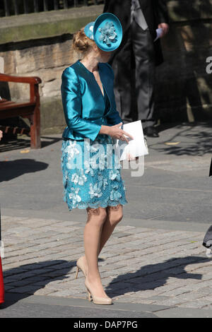 Prinzessin Beatrice verlässt die Canongate Kirk in Edinburgh nach der Trauung von Zara Phillips und Mike Tindall, 30. Juli 2011. Zara ist eine Enkelin der Königin, ein bekannter Rugby-Spieler Mike. Foto: Albert Nieboer Stockfoto