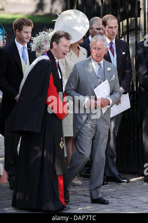 Prinz Charles verlässt die Canongate Kirk in Edinburgh nach der Trauung von Zara Phillips und Mike Tindall, 30. Juli 2011. Zara ist eine Enkelin der Königin, ein bekannter Rugby-Spieler Mike. Foto: Albert Nieboer Stockfoto