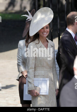 Herzogin Catherine lässt die Canongate Kirk in Edinburgh nach der Trauung von Zara Phillips und Mike Tindall, 30. Juli 2011. Zara ist eine Enkelin der Königin, ein bekannter Rugby-Spieler Mike. Foto: Albert Nieboer Stockfoto