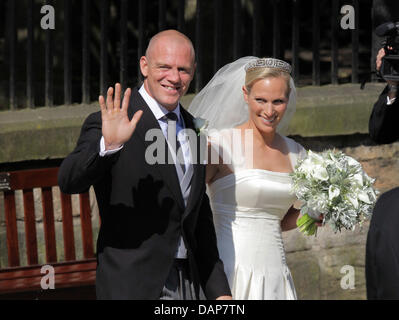 Frisch vermählte Zara Phillips und Mike Tindall verlassen die Canongate Kirk in Edinburgh, Großbritannien, nach ihrer Trauung, 30. Juli 2011. Zara, eine Enkelin der Königin, ist einer der britischen Top Reiter, Mike Tindall einer bekannten Rugby-Spieler. Foto: Albert Nieboer Stockfoto