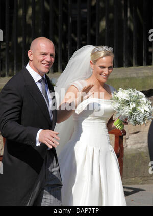 Frisch vermählte Zara Phillips und Mike Tindall verlassen die Canongate Kirk in Edinburgh, Großbritannien, nach ihrer Trauung, 30. Juli 2011. Zara, eine Enkelin der Königin, ist einer der britischen Top Reiter, Mike Tindall einer bekannten Rugby-Spieler. Foto: Albert Nieboer Stockfoto