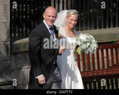 Frisch vermählte Zara Phillips und Mike Tindall verlassen die Canongate Kirk in Edinburgh, Großbritannien, nach ihrer Trauung, 30. Juli 2011. Zara, eine Enkelin der Königin, ist einer der britischen Top Reiter, Mike Tindall einer bekannten Rugby-Spieler. Foto: Albert Nieboer Stockfoto