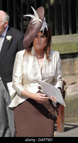 Prinzessin Eugenie verlässt die Canongate Kirk in Edinburgh nach der Trauung von Zara Phillips und Mike Tindall, 30. Juli 2011. Zara ist eine Enkelin der Königin, ein bekannter Rugby-Spieler Mike. Foto: Albert Nieboer Stockfoto